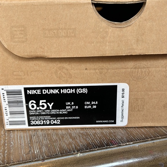 Nike GS back to school, Nike dunk high, size 6.5 Y. - Picture 2 of 9